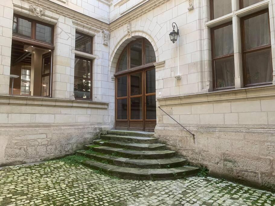 Robin Quantin In The Heart Of Old Appartement *
